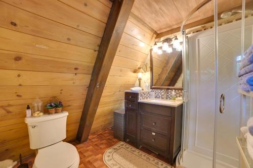 een badkamer met een toilet, een wastafel en een douche bij Cozy Deer Lake Cabin, 3 Mi to Boyne Mtn Resort! in Boyne City