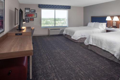 um quarto de hotel com duas camas e uma televisão em Hampton Inn & Suites Chicago-Burr Ridge em Burr Ridge