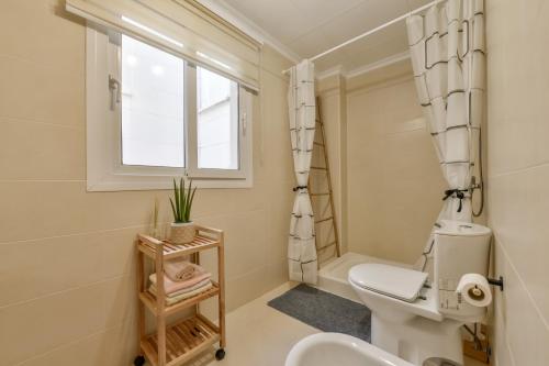 un bagno con wc e finestra di Apartamento San Remo a Calpe