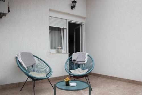 2 Stühle und ein Tisch auf dem Balkon in der Unterkunft Pansion Infinity in Mostar