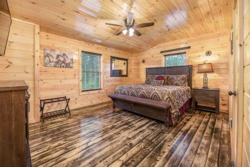 - une chambre avec un lit et un ventilateur de plafond dans l'établissement Good Times 2 - Family Lodge-Fire Pit, Theater, Hot Tub & Pool Table, à Sevierville