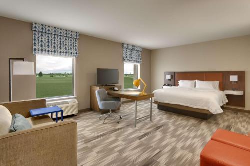 Habitación de hotel con cama y escritorio en Hampton Inn & Suites Rexburg en Rexburg