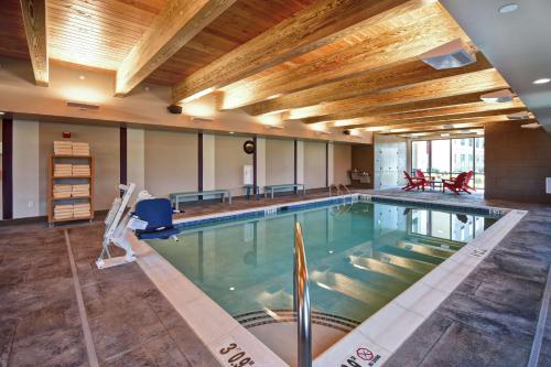 een zwembad in een gebouw met een groot plafond bij Home2 Suites Mechanicsburg in Mechanicsburg