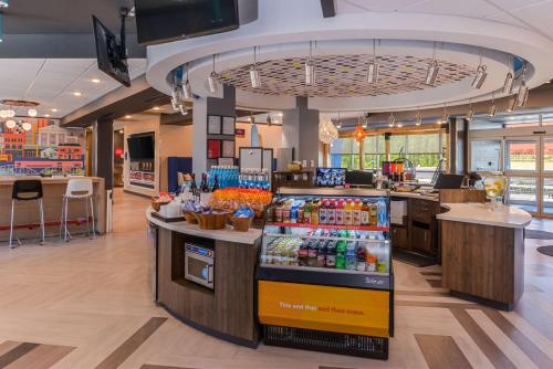 a store with a drink counter in a store at Tru By Hilton Little Rock West in Little Rock