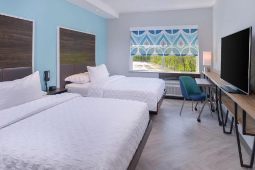 ein Hotelzimmer mit 2 Betten und einem Flachbild-TV in der Unterkunft Tru By Hilton Little Rock West in Little Rock
