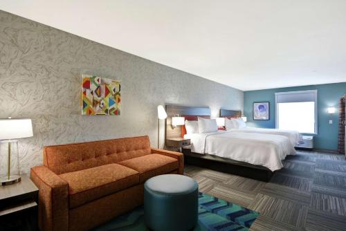 una camera d'albergo con letto e divano di Home2 Suites By Hilton Texas City Houston a Texas City