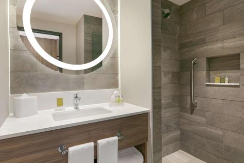 y baño con lavabo y espejo. en Homewood Suites By Hilton Monterrey Apodaca, en Monterrey