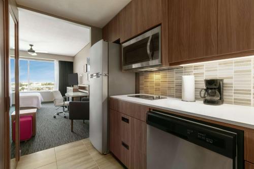 a room with a kitchen and a bedroom at Homewood Suites By Hilton Monterrey Apodaca in Monterrey