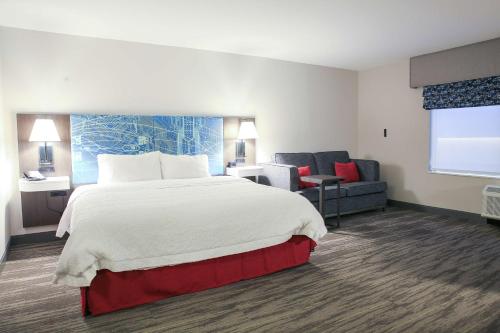 Habitación de hotel con cama grande y sofá en Hampton Inn & Suites Mount Laurel/Moorestown en Mount Laurel