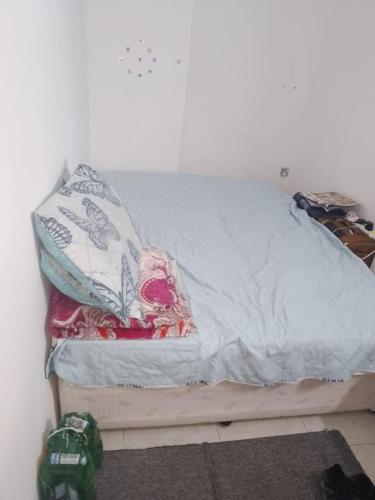 Un pat sau paturi într-o cameră la Near Alain Main Bus stop
