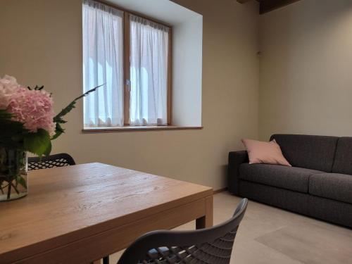 sala de estar con sofá y mesa en Magnolia Levico, en Levico Terme