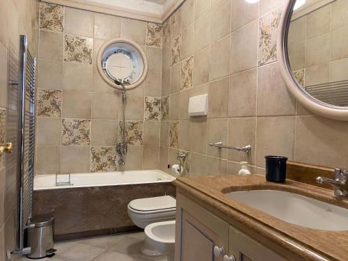 bagno con lavabo, servizi igienici e specchio di Casa Ribot: Alassio centro e mare a portata di mano ad Alassio