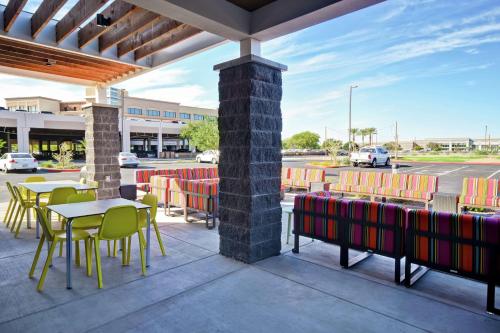 Un restaurante o sitio para comer en Home2 Suites by Hilton Gilbert