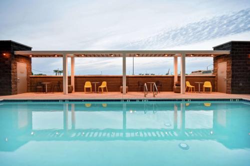 Piscina en o cerca de Home2 Suites by Hilton Gilbert