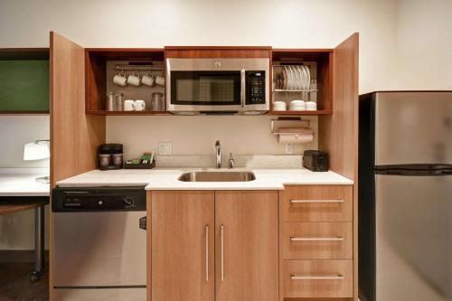 Una cocina o zona de cocina en Home2 Suites by Hilton Gilbert