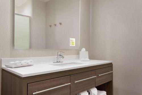 Ένα μπάνιο στο Home2 Suites By Hilton Columbia Harbison