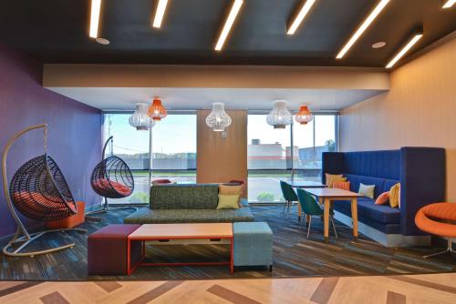 Χώρος καθιστικού στο Tru by Hilton Syracuse North Airport Area