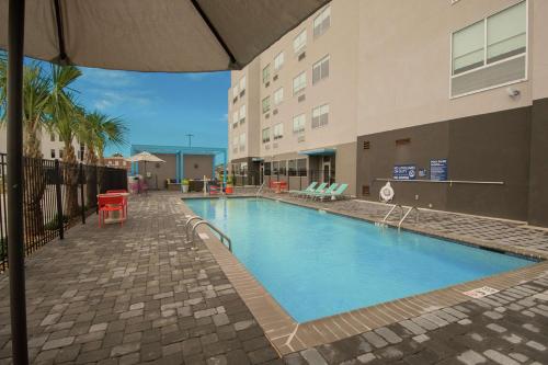 a large swimming pool in front of a building at Tru by Hilton Lafayette River Ranch in Lafayette