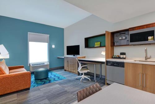 a room with a kitchen and a living room at Home2 Suites By Hilton Richmond Hill Savannah I-95 in Richmond Hill