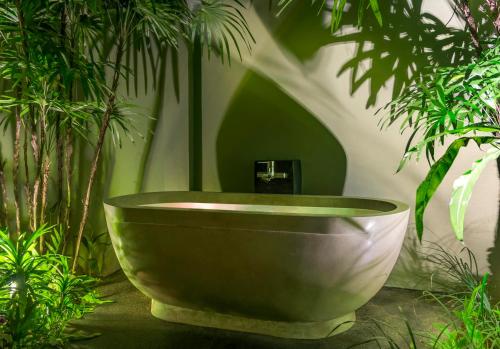 un grand bol assis dans une pièce avec des plantes dans l'établissement Romantic 1 Bed Villa with Pool - 150 mtrs to beach, à Koh Samui 
