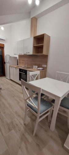 Η κουζίνα ή μικρή κουζίνα στο Apartman Bajo
