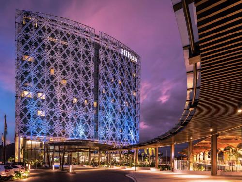 una rappresentazione notturna della sede centrale di Hilton Port Moresby Hotel & Residences a Port Moresby
