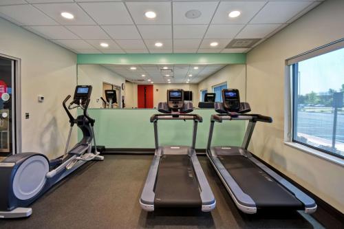 a gym with treadmills and elliptical machines at Tru By Hilton Fort Wayne in Fort Wayne