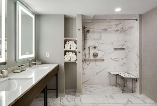 y baño con ducha y lavamanos. en The Sire Hotel Lexington, Tapestry Collection by Hilton en Lexington