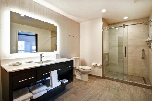 y baño con lavabo, ducha y aseo. en Home2 Suites by Hilton Los Angeles Montebello, en Montebello