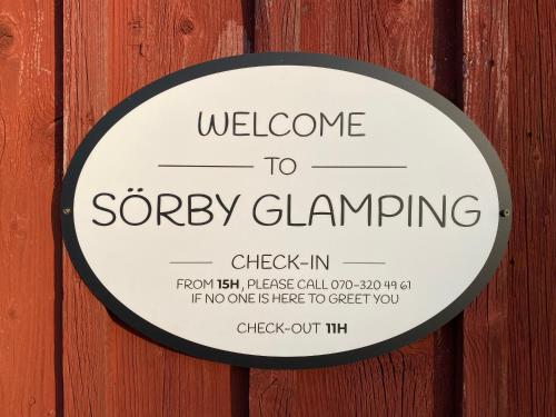 a sign that says welcome to sorry dancing on a wooden door at Sörby Glamping in Klockrike
