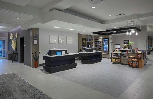 Posezení v ubytování Hilton Garden Inn Corning Downtown