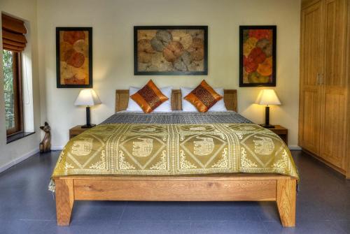 - une chambre avec un grand lit et deux lampes dans l'établissement Romantic 1 Bed Villa with Pool - 150 mtrs to beach, à Koh Samui 