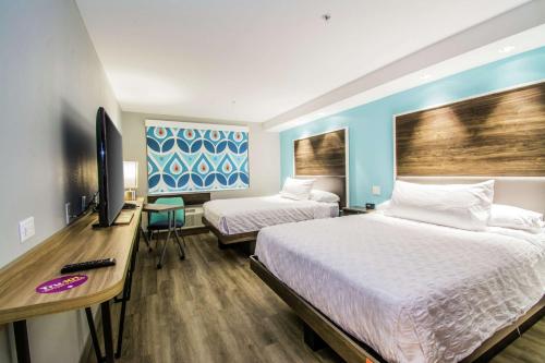 a hotel room with two beds and a television at Tru By Hilton Bowling Green in Bowling Green