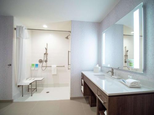 y baño con lavabo grande y ducha. en Home2 Suites By Hilton Oklahoma City Nw Expressway en Oklahoma City