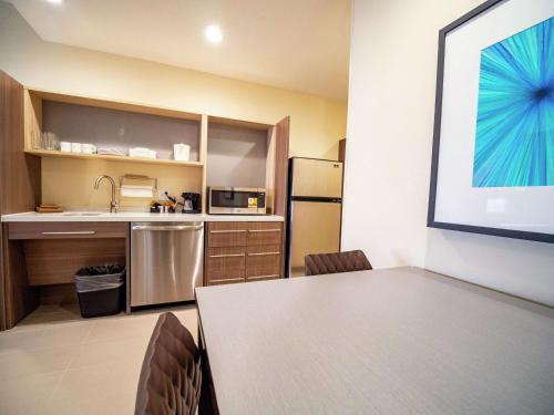Kuchyň nebo kuchyňský kout v ubytování Home2 Suites By Hilton Oklahoma City Nw Expressway