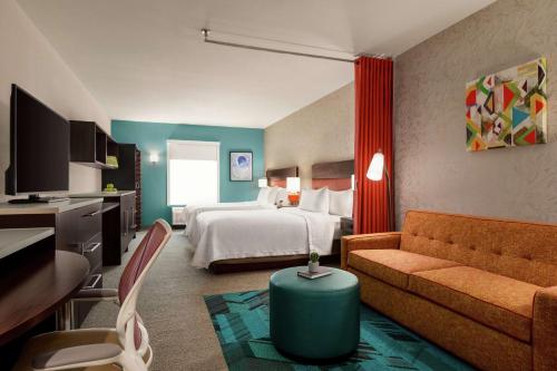 Habitación de hotel con cama y sofá en Home2 Suites By Hilton San Antonio North Stone Oak, en San Antonio