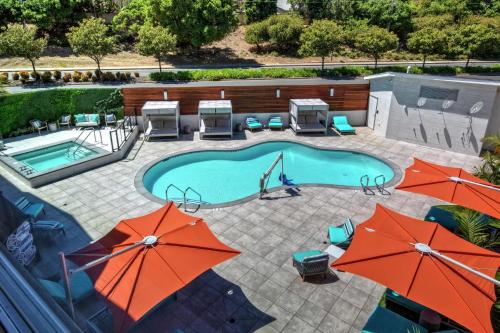 an overhead view of a swimming pool with umbrellas at Hampton Inn Discovery Kingdom Napa Gateway in Vallejo