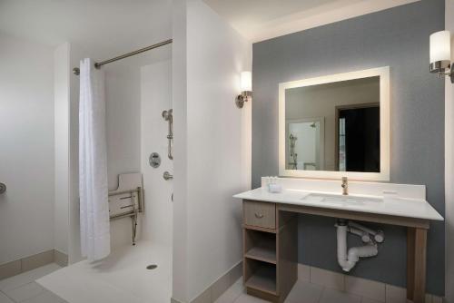 W łazience znajduje się umywalka i lustro. w obiekcie Homewood Suites By Hilton Cincinnati Midtown w mieście Cincinnati