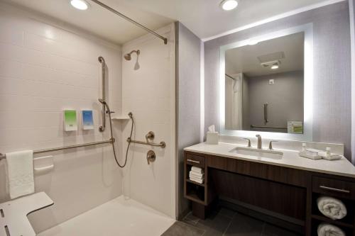 多森Home 2 Suites By Hilton Dothan的带淋浴、马桶和水槽的浴室