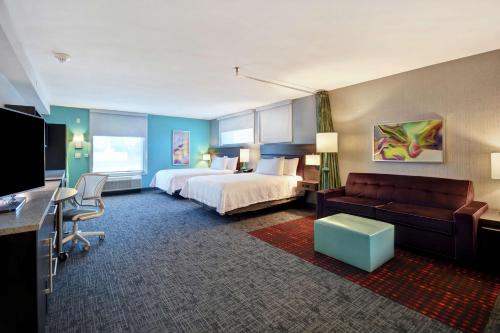 um quarto de hotel com uma cama e um sofá em Home 2 Suites By Hilton Dothan em Dothan