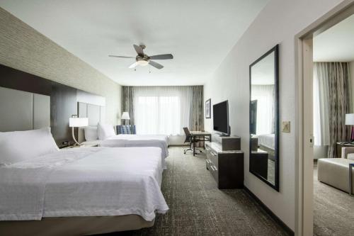 Giường trong phòng chung tại Homewood Suites By Hilton Steamboat Springs