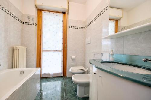 a bathroom with a tub and a toilet and a sink at [BERGAMO CENTRO] Elegante appartamento in Bergamo