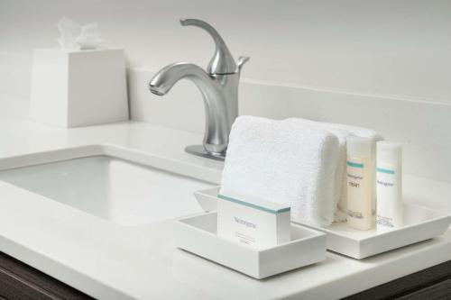 una encimera con lavabo y toallas. en Home2 Suites by Hilton Atlanta Midtown en Atlanta