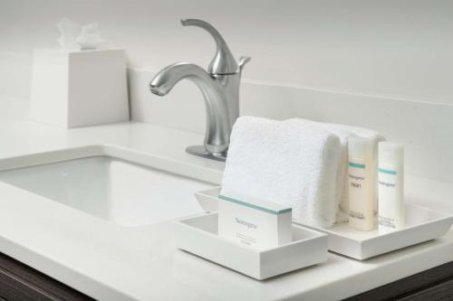 eine Badezimmertheke mit einem Waschbecken und Handtüchern darauf in der Unterkunft Home2 Suites by Hilton Atlanta Midtown in Atlanta