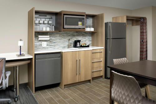Η κουζίνα ή μικρή κουζίνα στο Home2 Suites by Hilton Lakeland South Polk Parkway