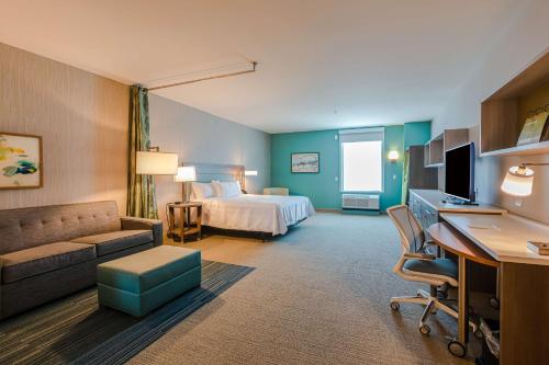 BellevueにあるHome2 Suites By Hilton Nashville Bellevueのベッドとデスクが備わるホテルルームです。
