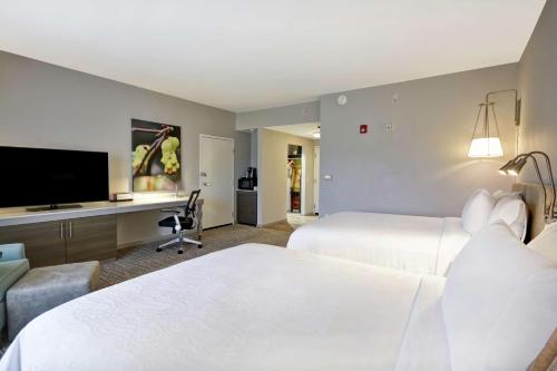 Кровать или кровати в номере Hilton Garden Inn Gastonia