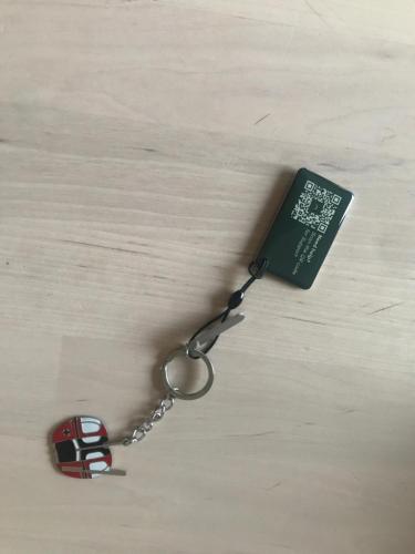 Une chaîne de clés avec une voiture jouets sur une table dans l'établissement Appart Les Carroz, aux Carroz d'Arâches