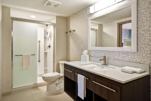 拉格兰奇Home2 Suites By Hilton Lagrange的带水槽、马桶和镜子的浴室