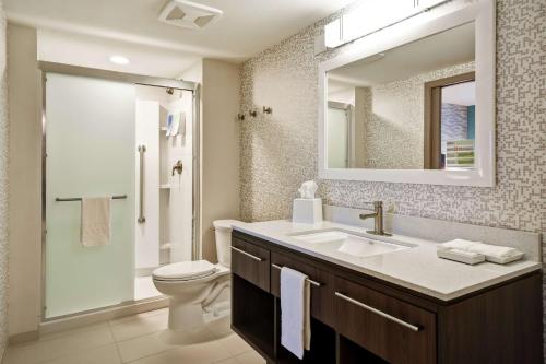 Home2 Suites By Hilton Lagrange في لاغرانج: حمام مع حوض ومرحاض ومرآة